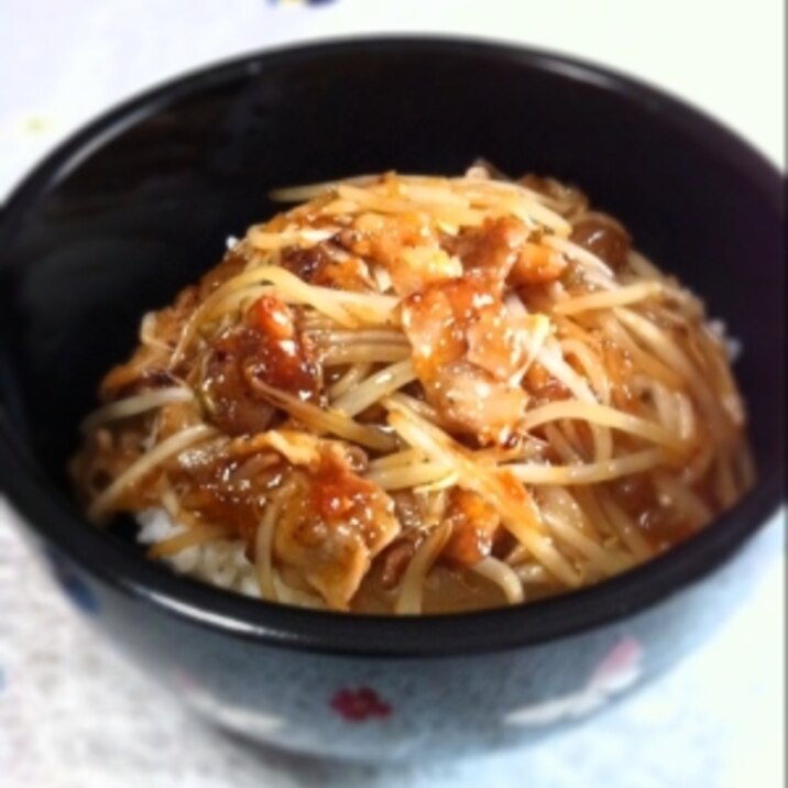 食べるラー油でピリ辛が旨〜い♥豚もやし丼♬